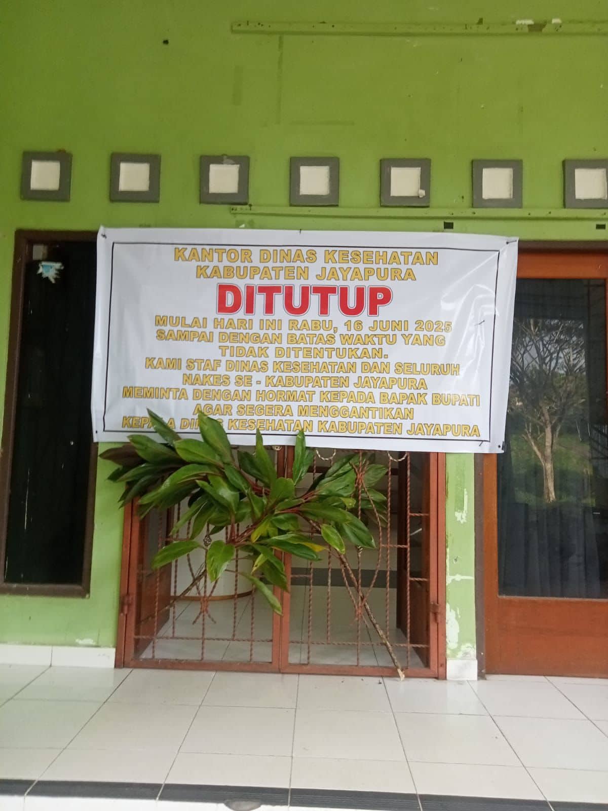 Ilustrasi berita JAYAPURA: Staf dan Nakes Palang Kantor Dinkes Jayapura, Tuntut Plt Kepala Dinas Kesehatan Diganti