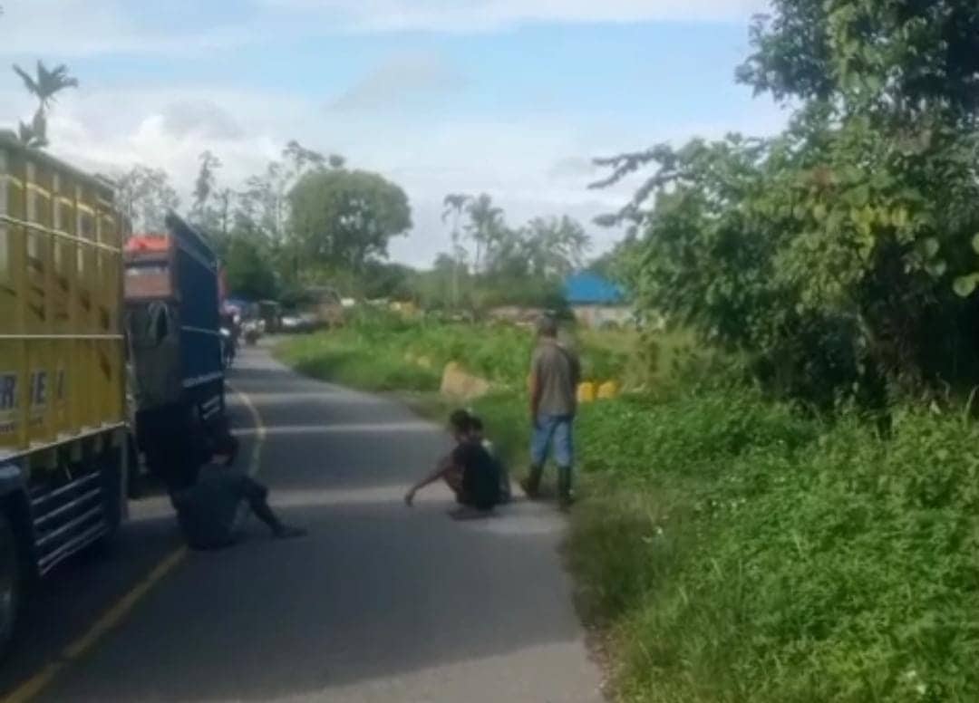 Ilustrasi berita Mimika: Warga Palang Jalan, Poros Timika–Pomako Macet Panjang, Polisi Terjun ke TKP
