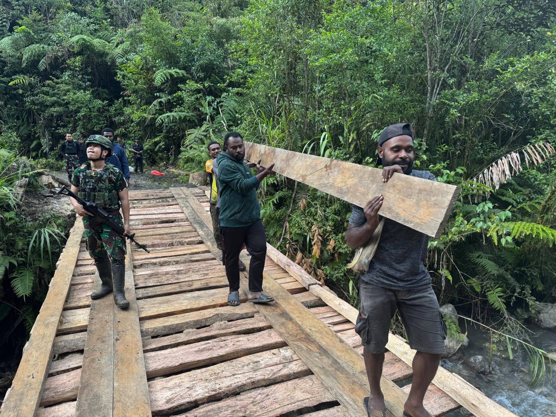 Ilustrasi berita Papua: Tiga Jembatan Dirusak OPM, Akses Warga Pegunungan Bintang Sempat Lumpuh