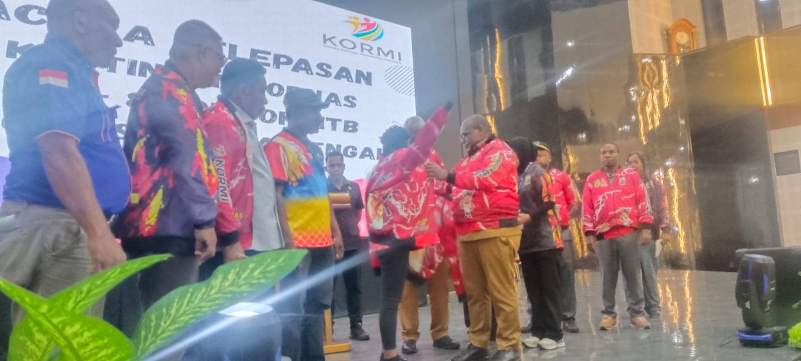 Ilustrasi berita BERITA UTAMA: Didampingi 3 Bupati, Gubernur Meki Lepas 395 Anggota Kontingen Papua Tengah Berlaga di Fornas VIII Mandalika