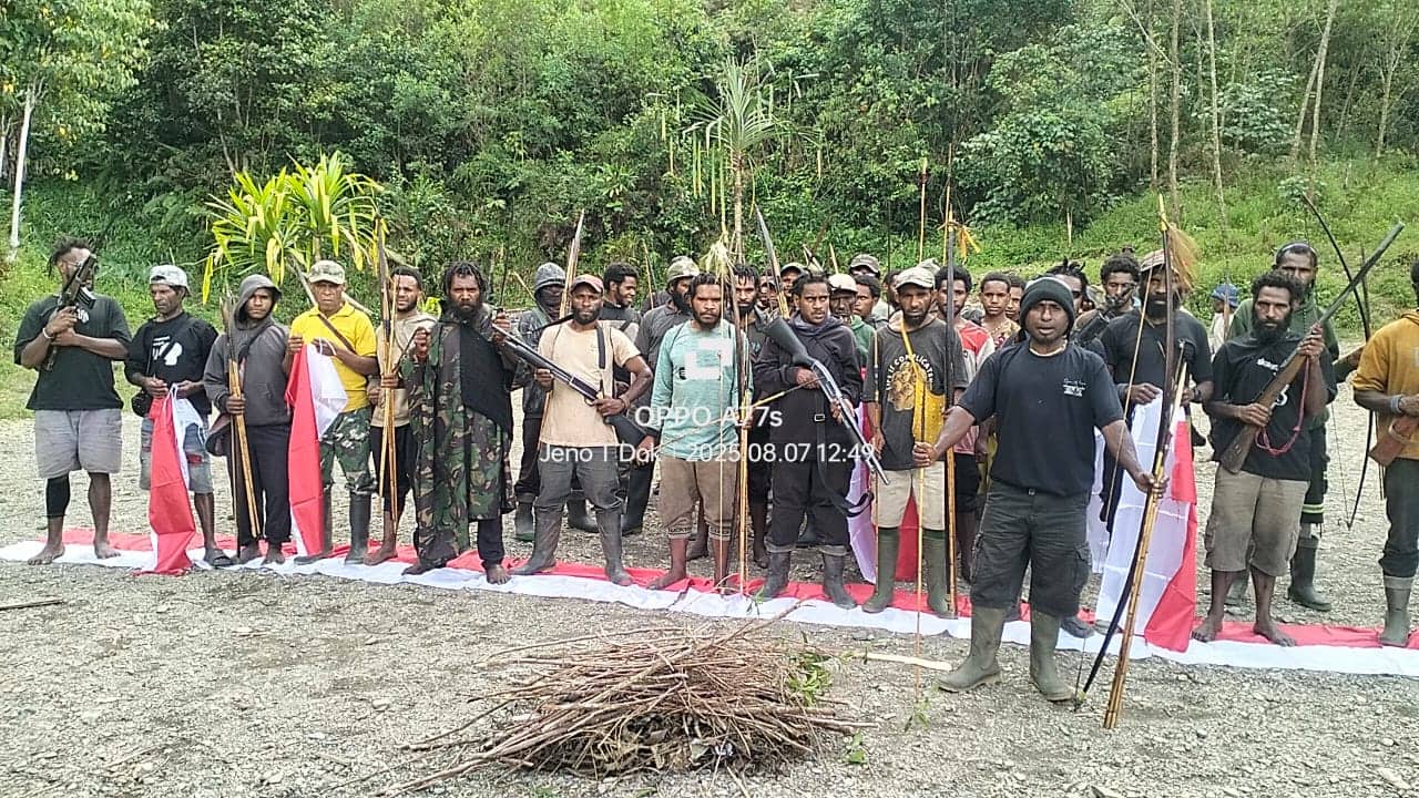 Ilustrasi berita Papua: Bakar Bendera Merah Putih Hasil Rampasan, OPM Pamer Anggota Pelaku Pembunuhan Polisi