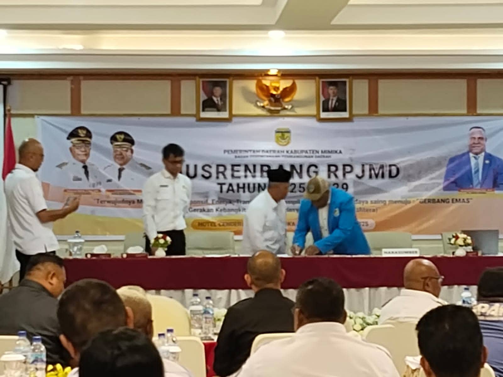 Ilustrasi berita Mimika: Ketua KNPI Mimika Tandatangani Hasil Rapat Musrenbang RPJMD, Pemuda Nyatakan Dukungan Penuh Visi Misi Bupati dan Wakil Bupati