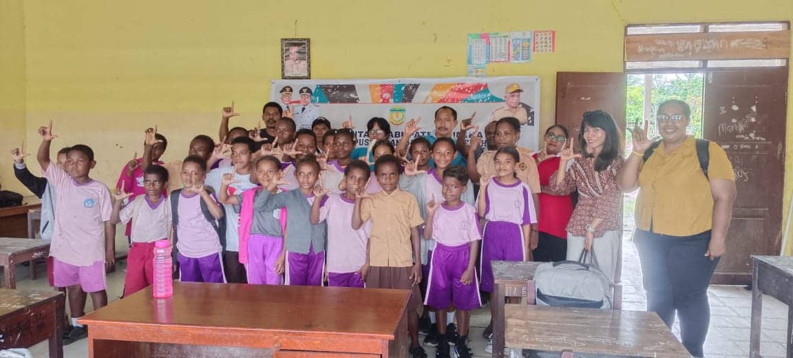 Ilustrasi berita Mimika: Dorong Literasi Bahasa Inggris, Dinas Perpustakaan dan Arsip Daerah Mimika Gelar Pelatihan di SD Inpres Nawaripi
