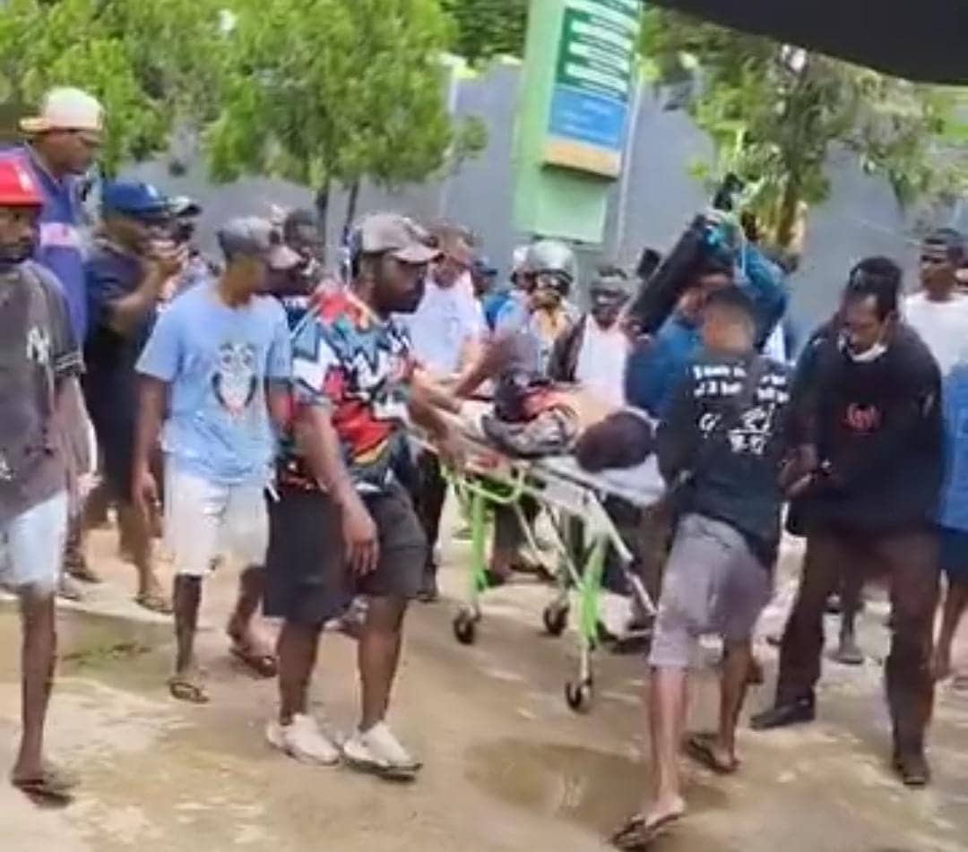 Ilustrasi berita BERITA UTAMA: Protes Pemindahan 4 Tapol ke Makassar, Maikel Welerubun Kritis dan 17 Warga Ditangkap