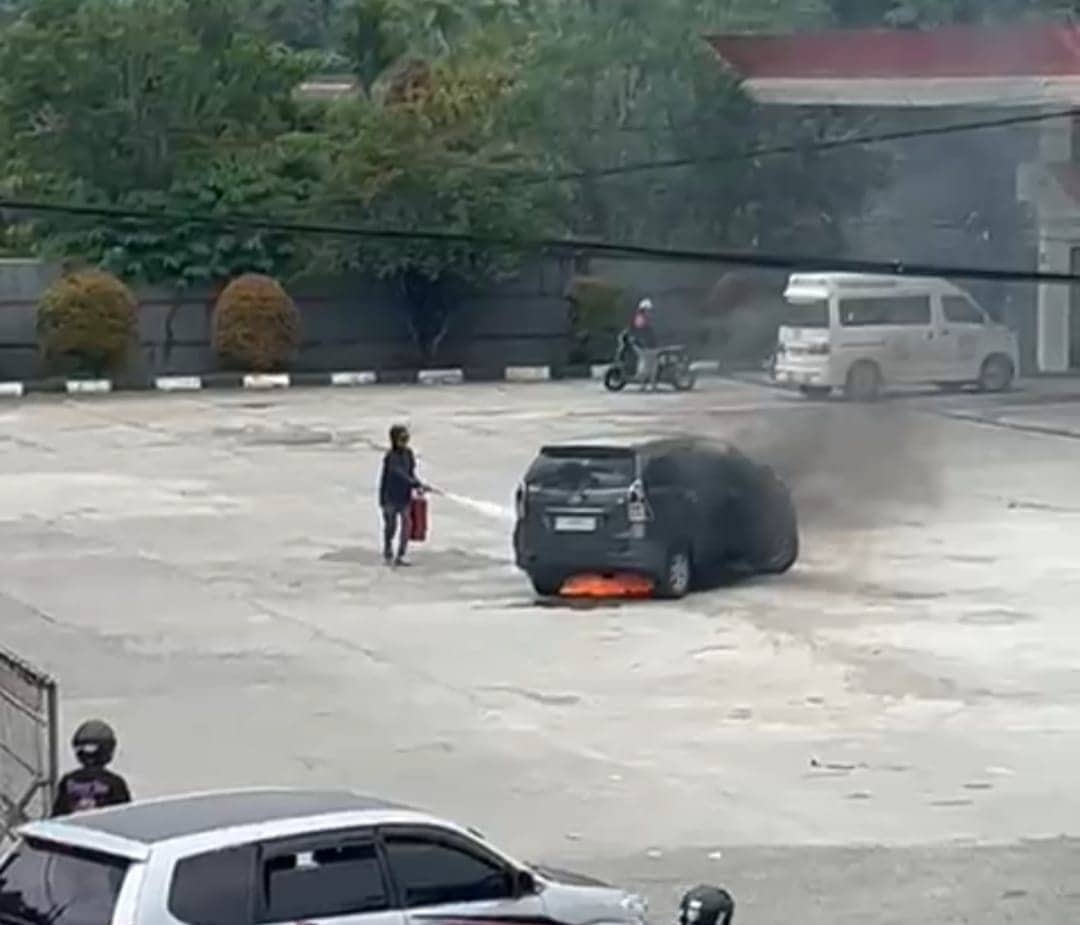 Ilustrasi berita Mimika: Hendak Mengisi Bensin, Mobil Minibus Terbakar di SPBU SP II Timika, Pengemudi Alami Luka Bakar