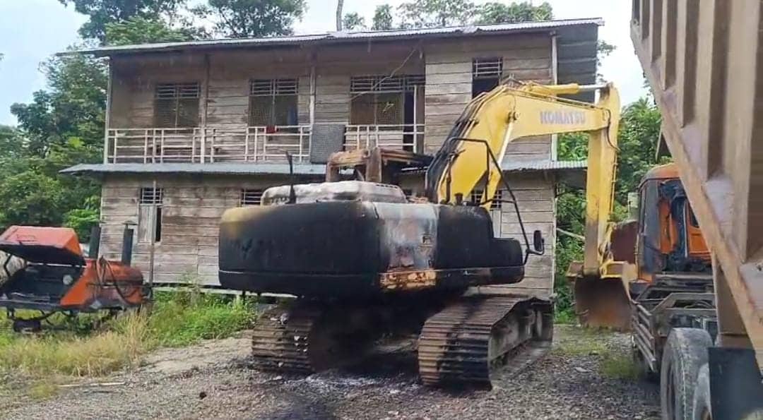 Ilustrasi berita Papua: Satu Unit Alat Berat Dibakar OTK di Jalan Trans Nabire Timika