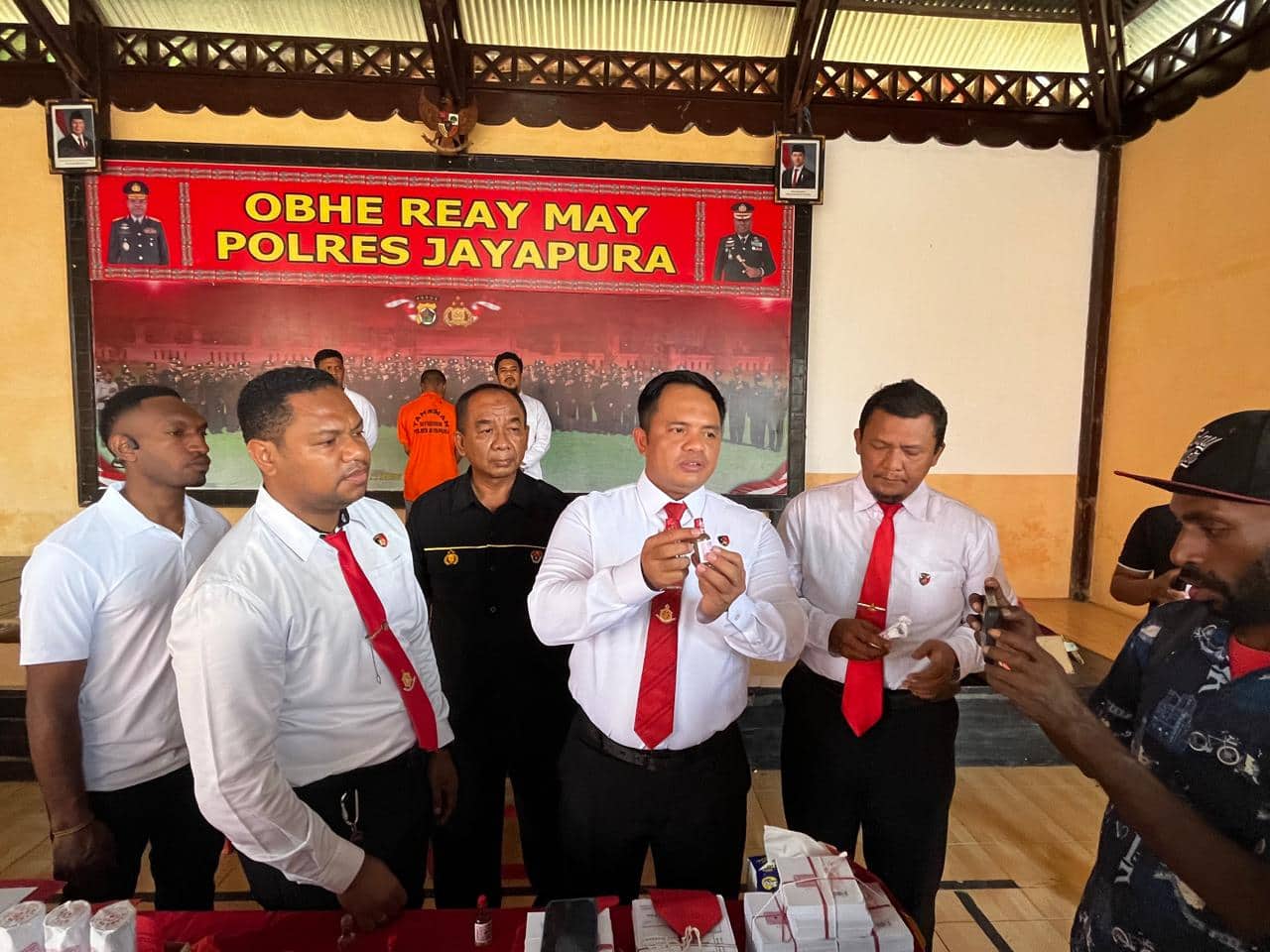 Ilustrasi berita JAYAPURA: Polisi Tangkap Pelaku Pembuat Minyak Tawon Palsu di Jayapura, 928 Botol Siap Edar Disita