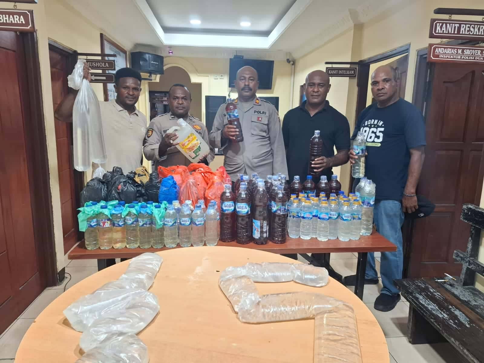 Ilustrasi berita JAYAPURA: Polisi Gagalkan Penyelundupan Puluhan Botol Minuman Keras Jenis Sopi dari Ambon ke Jayapura