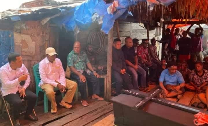 Ilustrasi berita BERITA UTAMA: Korban Penembakan di Asmat Dimakamkan, Bupati Thomas akan Laporkan Oknum TNI ke Kemenkumham