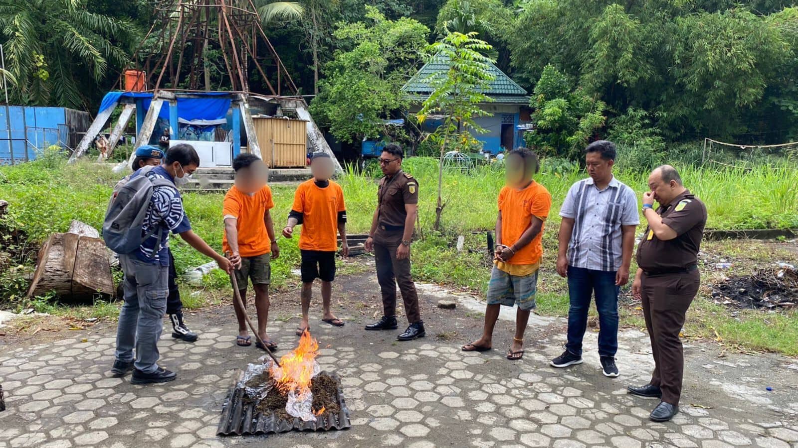 Ilustrasi berita JAYAPURA: Polresta Jayapura Kota Musnahkan 3,4 Kg Ganja dan 0,59 Gram Sabu dari Delapan Tersangka