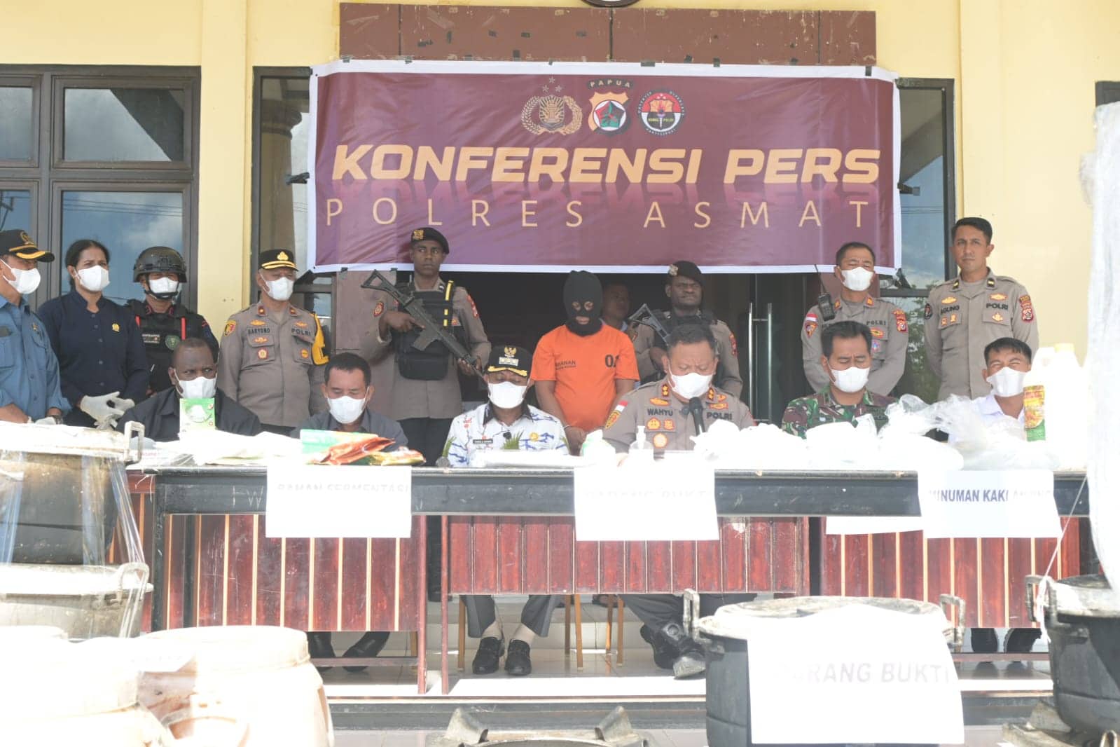 Ilustrasi berita JAYAPURA: Polisi Tangkap Warga Pembuat Minuman Keras Sopi Kaki Anjing di Asmat