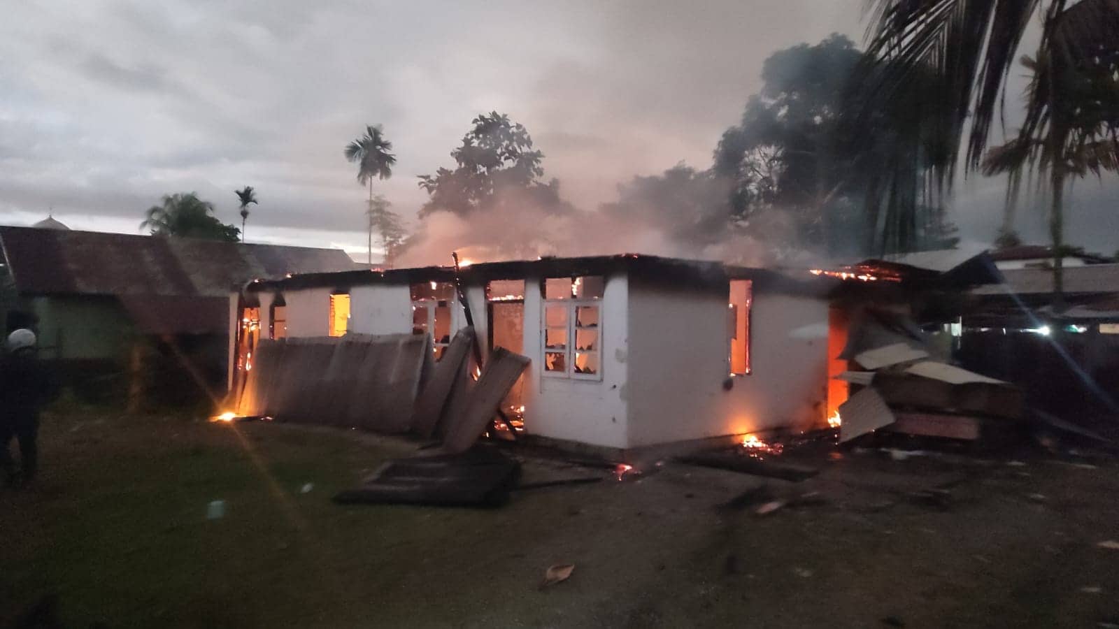Ilustrasi berita Mimika: Satu Rumah di Lorong Kompleks Timur Dibakar Akibat Bentrokan di Jalan Ki Hajar Dewantara Timika