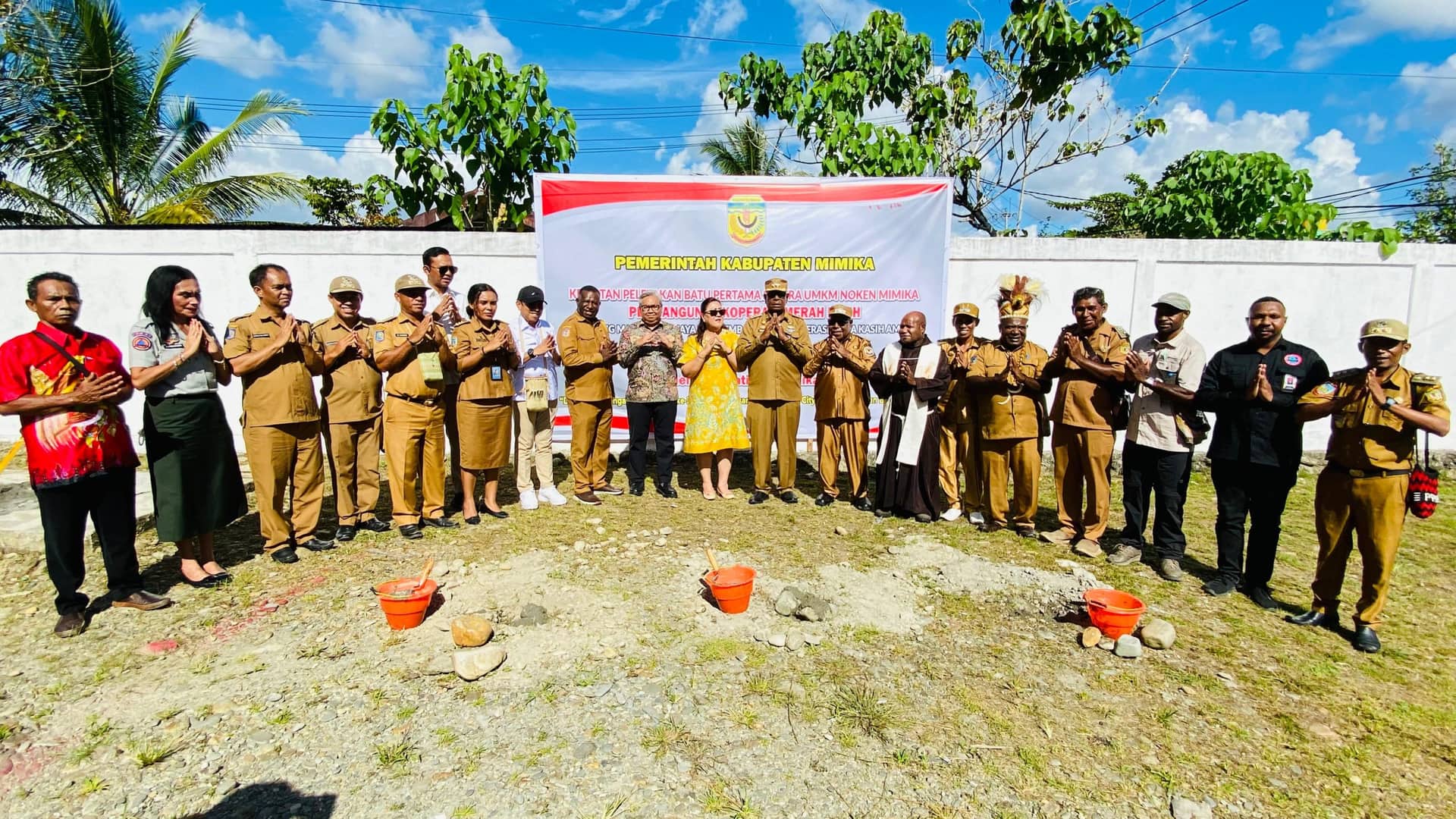 Ilustrasi berita Mimika: Bupati Mimika Bersama Deputi Menteri UMKM Lakukan Peletakan Batu Pertama Pembangunan Koperasi Merah Putih
