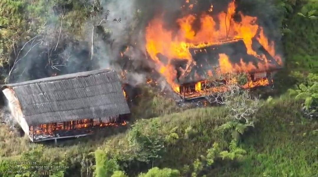 Ilustrasi berita Papua: KKB Ngalum Kupel Bakar SMP Negeri Kiwirok, Belasan Anggota Lari ke Delpem