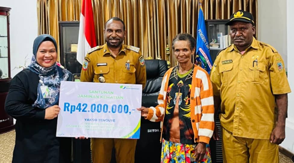 Ilustrasi berita BERITA UTAMA: Bupati Paniai Serahkan Santunan BPJS Ketenagakerjaan, Bukti Kepedulian untuk Aparatur Kampung