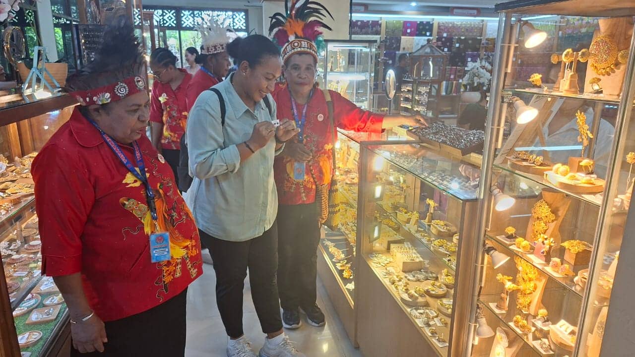 Ilustrasi berita Mimika: Kunjungi Art Center, Ny. Nella : Pemda Mimika Juga akan Bangun Mall Khusus Jual Hasil Kerajinan UMKM Lokal