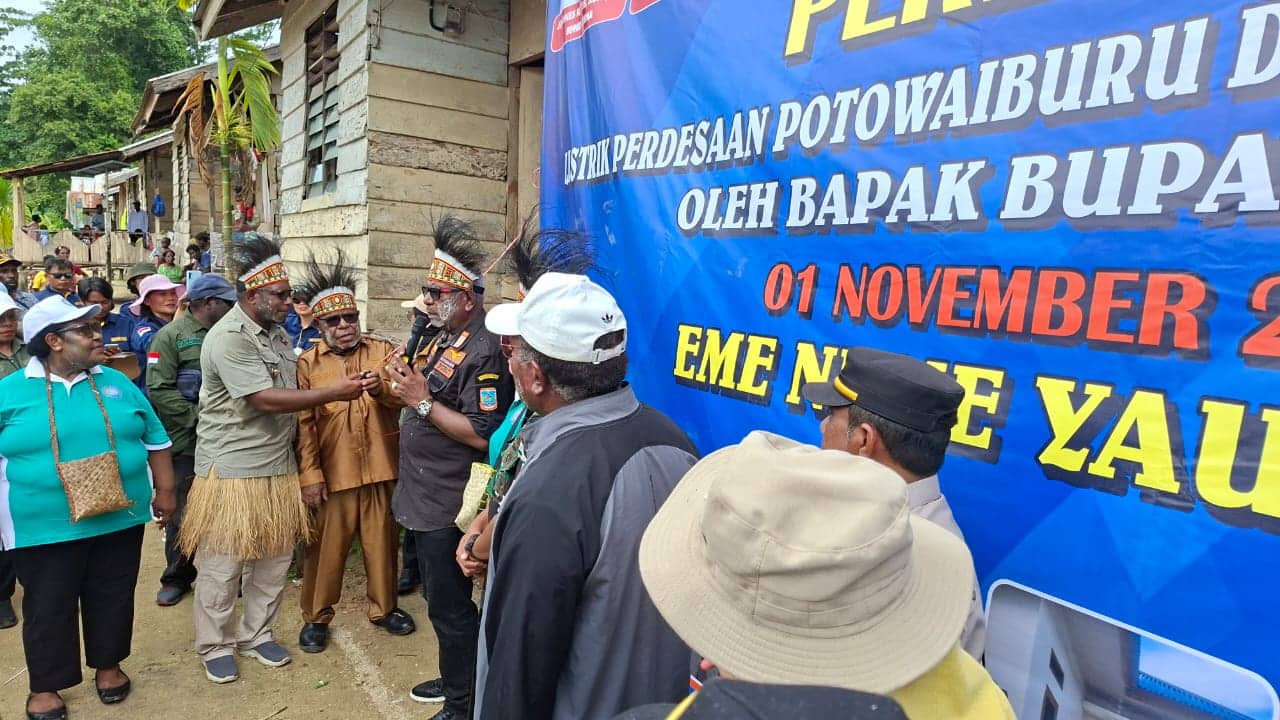 Ilustrasi berita Mimika: Tekan Tombol, Listrik di Potowayburu Resmi Menyala, Air dari Gunung Mengalir ke Penampungan Warga