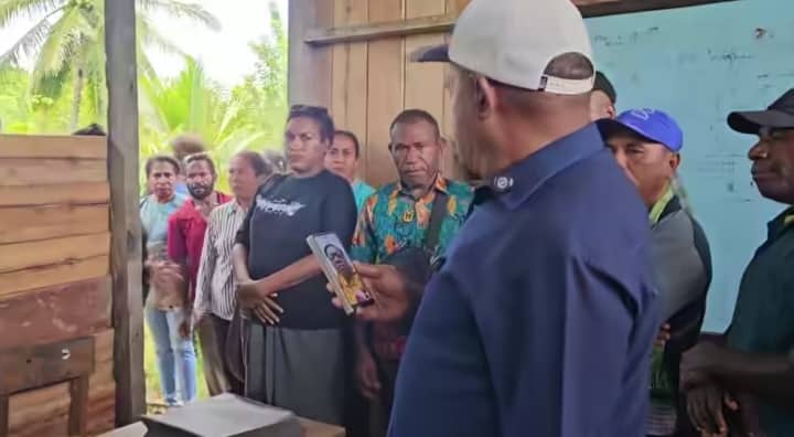 Ilustrasi berita JAYAPURA: Sekolah di Distrik Kemtuk, Murid SDN Benggawin Progo Kabupaten Jayapura Belajar di Ruang Kayu Lapuk Beralaskan Tanah