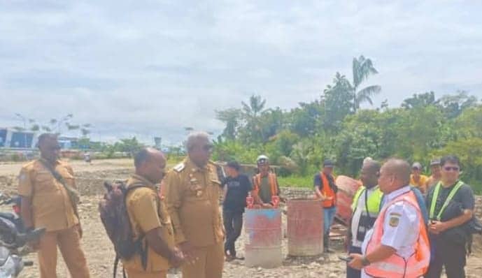 Ilustrasi berita Mimika: Bupati Mimika Tinjau Pembangunan Pagar, Talud, dan Lampu di Jalan Keluar Bandara Mozes Kilangin