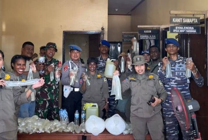 Ilustrasi berita Mimika: Sapu Bersih Miras Lokal dari Luar Timika, Tim Gabungan Amankan 153 Liter Sopi dari Penumpang KM Leuser