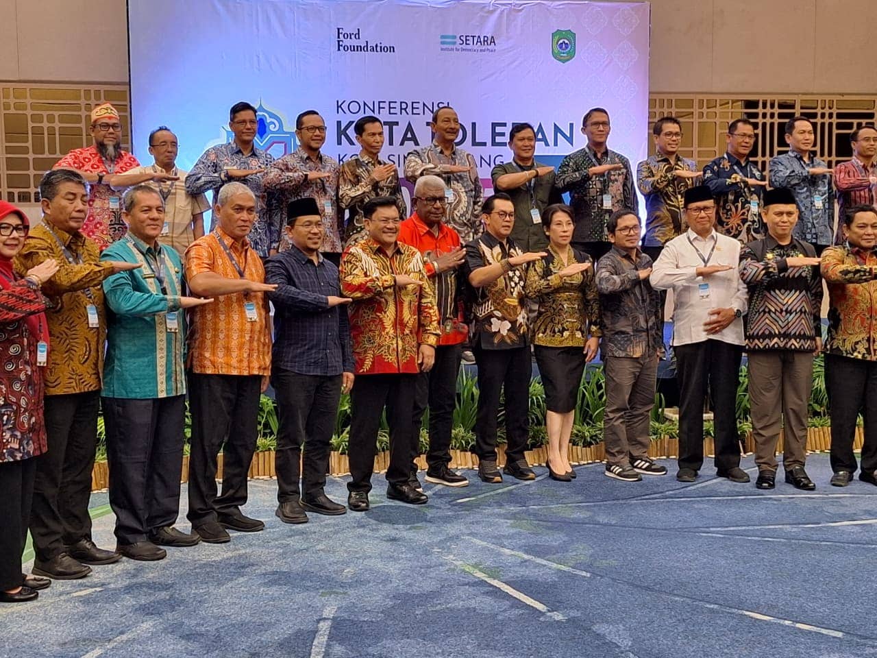 Ilustrasi berita Mimika: Wilayah "Sejuta Gereja", Bupati John Rettob Paparkan Prakek Hidup Bertoleransi di Kabupaten Mimika pada Forum KKT 2025
