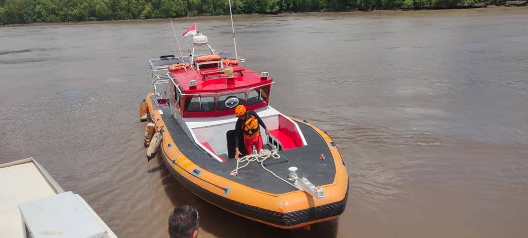 Ilustrasi berita Mimika: Mesin Perahu Fiber Berpenumpang 16 Orang Jatuh di Muara Poumako