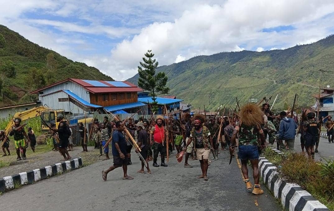 Ilustrasi berita BERITA UTAMA: Dua Kelompok Warga Saling Serang di Puncak Jaya, Dilaporkan 1 Tewas 4 Orang Luka