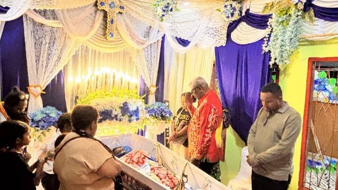 Ilustrasi berita Mimika: Bupati Mimika Melayat ke Rumah Duka Tokoh Muda Amungme, Almarhum Michael Kuum