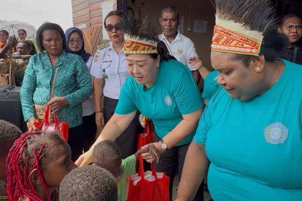 Ilustrasi berita Mimika: Ratusan Anak Komoro Kampung Nawaripi Bertemu Bunda PAUD Mimika, Terima Bingkisan Natal