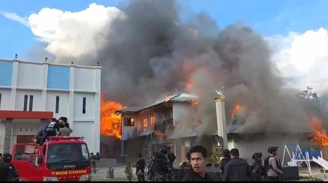 Ilustrasi berita BERITA UTAMA: Rumah Pastori GPdI El-Shadday Wamena Terbakar, Seluruh Penghuni Selamat