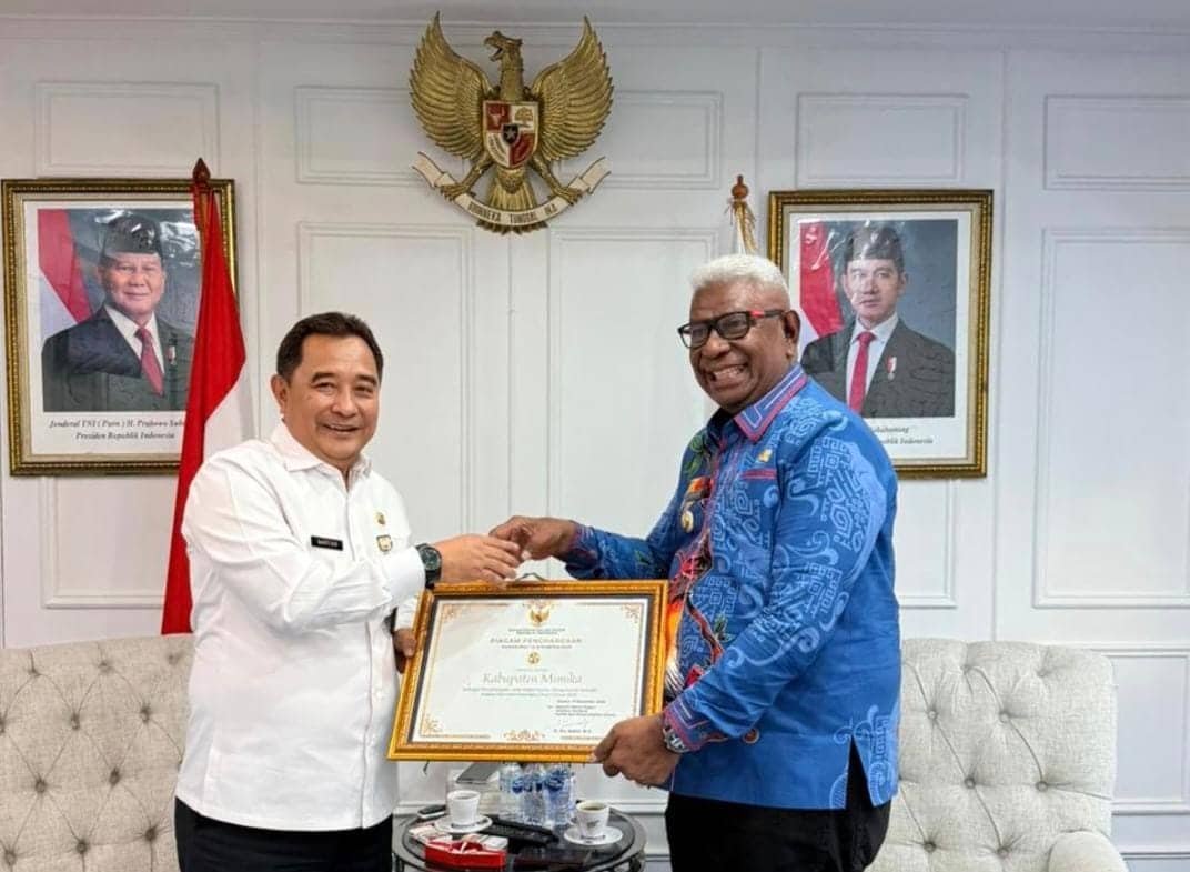 Ilustrasi berita Mimika: Mimika Raih Penghargaan IHAI 2025, Bupati Johannes Rettob Terima Piagam di Kemendagri