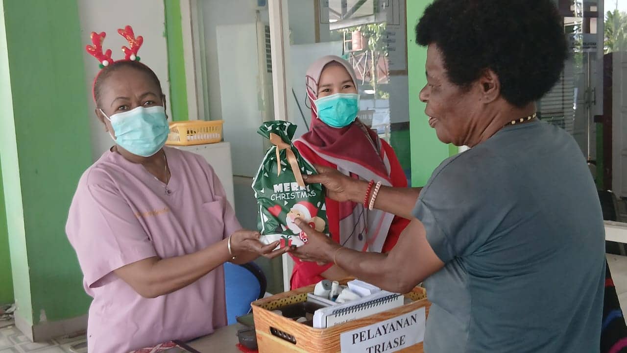 Ilustrasi berita Mimika: Berbagi Kasih Natal, Puskesmas Timika Layani Pasien Sambil Bagikan Bingkisan