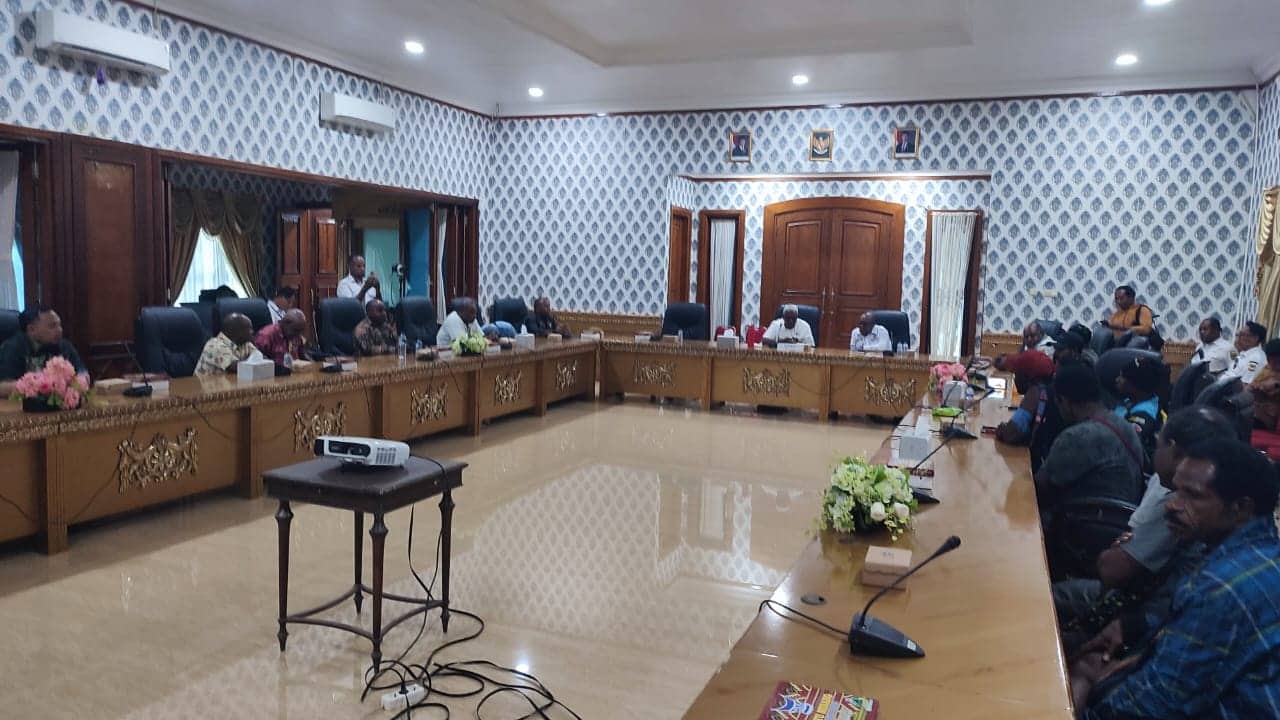 Ilustrasi berita Mimika: Gelar Pertemuan Bersama Kubu Newegalen, Bupati Mimika : Ada Itikad Perdamaian, Kita akan Pertemukan Kedua Pihak