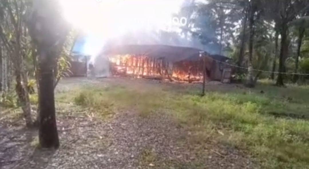 Ilustrasi berita Mimika: Beredar Video di Medsos Rumah Warga Kampung Limau Asri Barat Terbakar, Ini Tanggapan Kepala BPBD