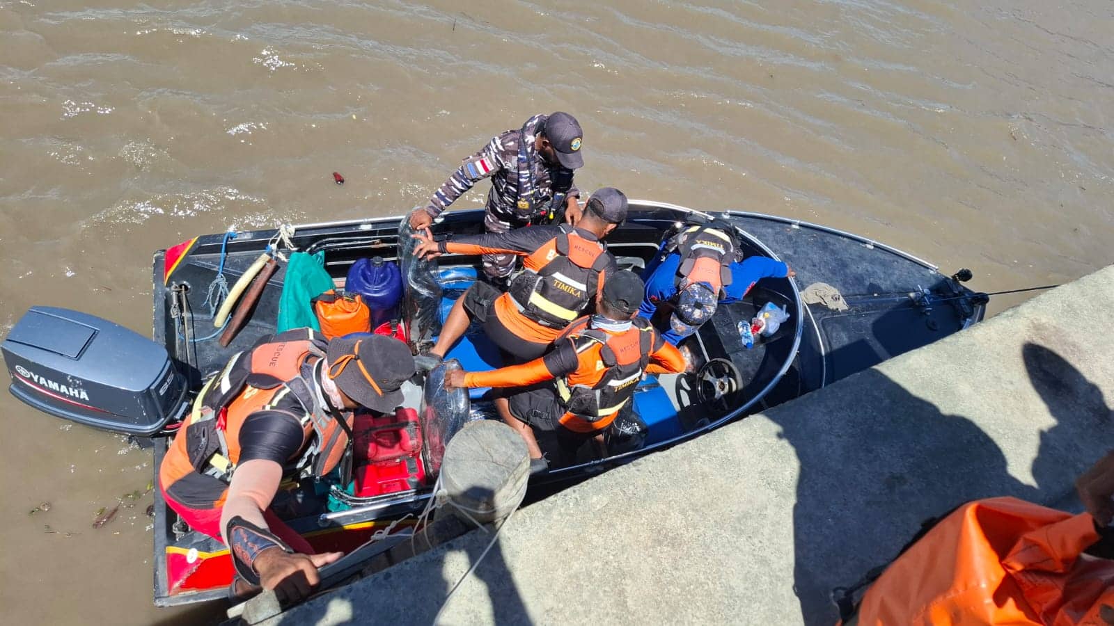 Ilustrasi berita BERITA UTAMA: Perahu Ketinting Bermuatan Tujuh Orang Tenggelam di Muara Kali Asue Asmat, Seorang Warga Hilang