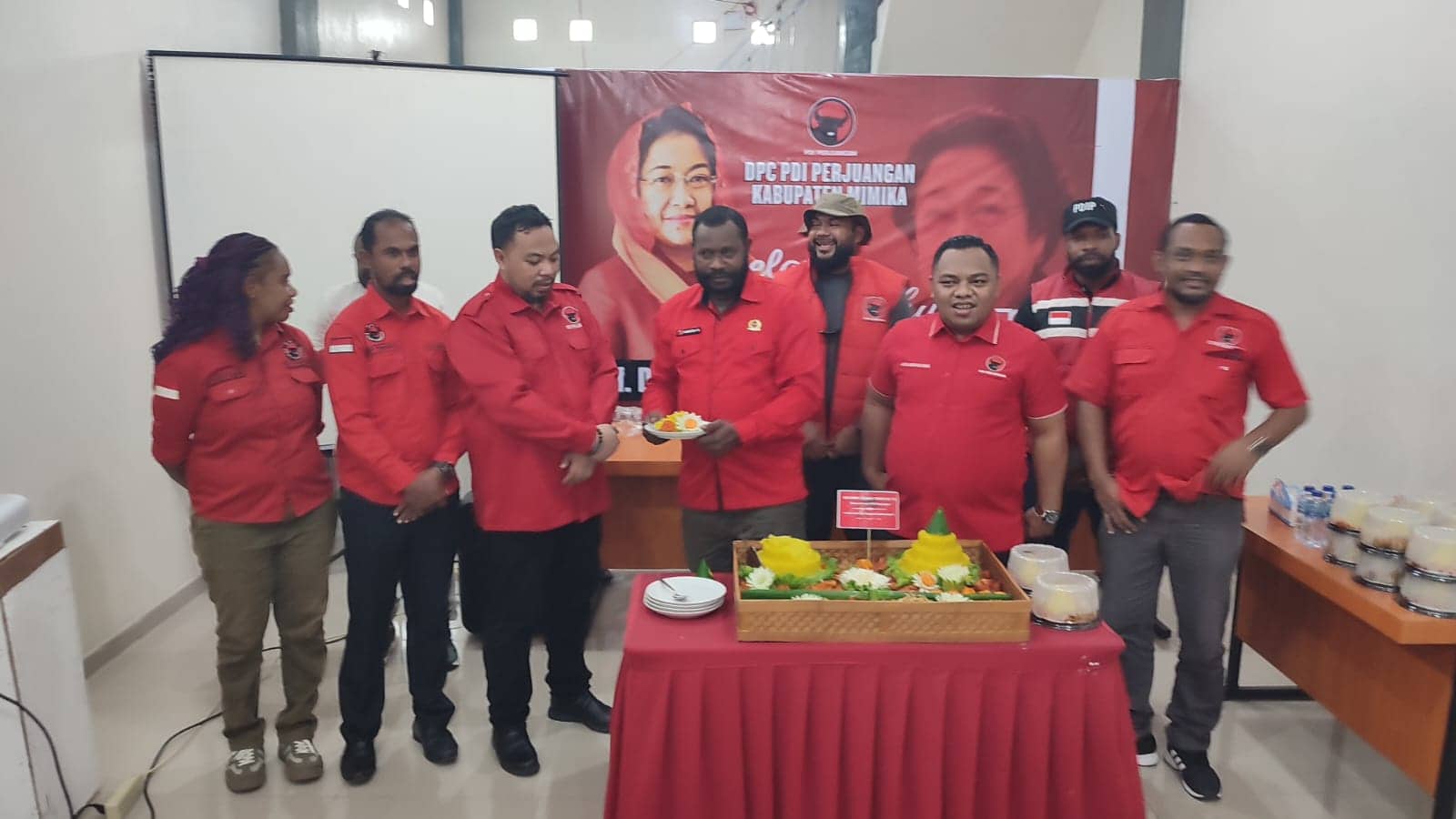 Ilustrasi berita Mimika: Rayakan HUT Megawati ke-79, DPC PDI Perjuangan Mimika Gelar Doa Bersama dan Potong Tumpeng