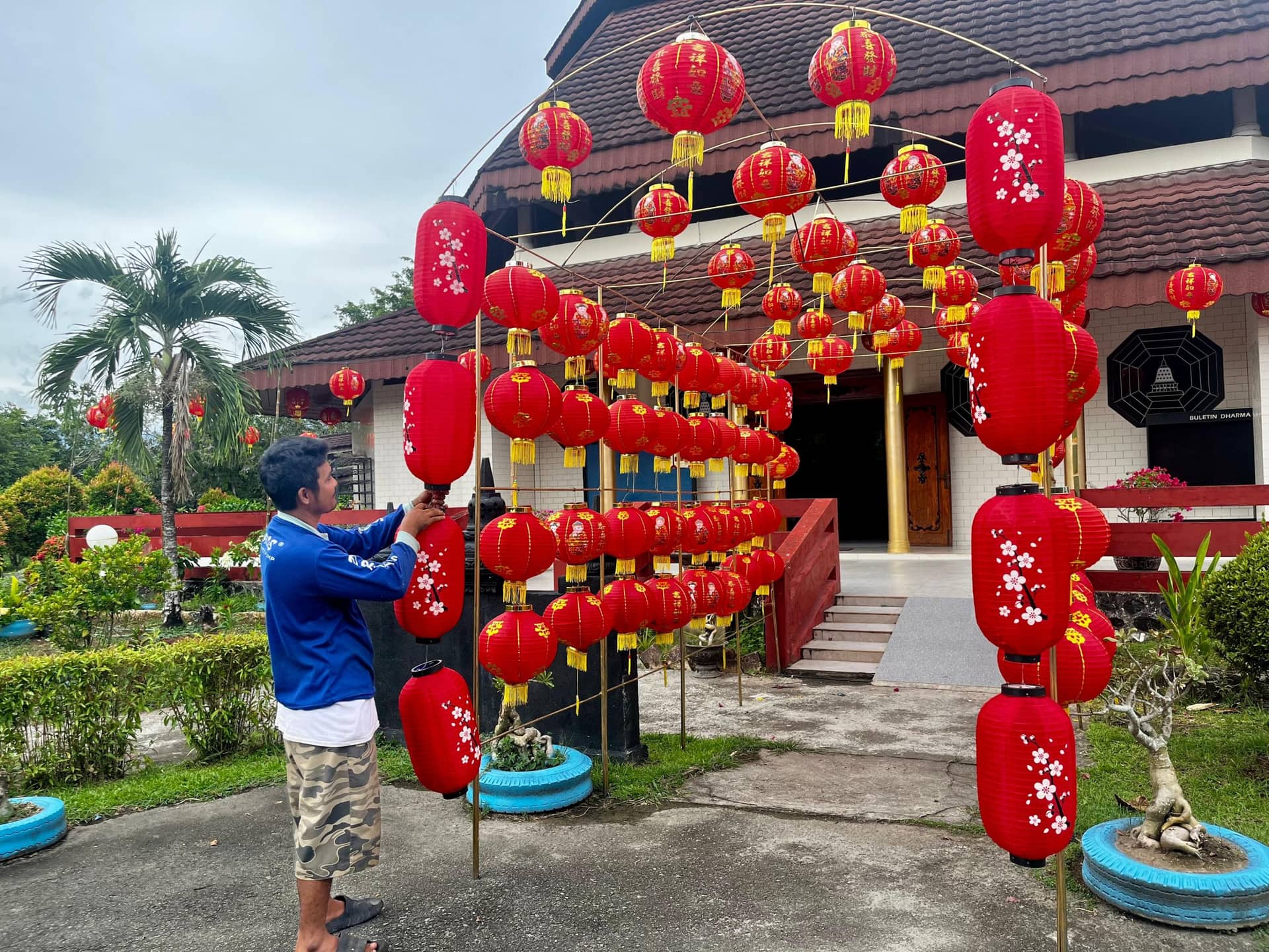 Ilustrasi berita JAYAPURA: Jelang Imlek 2026 Ratusan Lampion Hiasi Vihara Arya Dharma Jayapura, Teddy Wadianto: Tahun Kuda Api Membawa Gairah dan Kekuatan