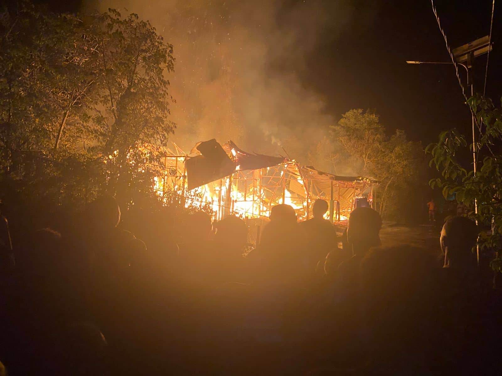 Ilustrasi berita Papua: Satu Unit Rumah Jabatan DPRK Asmat Hangus Terbakar
