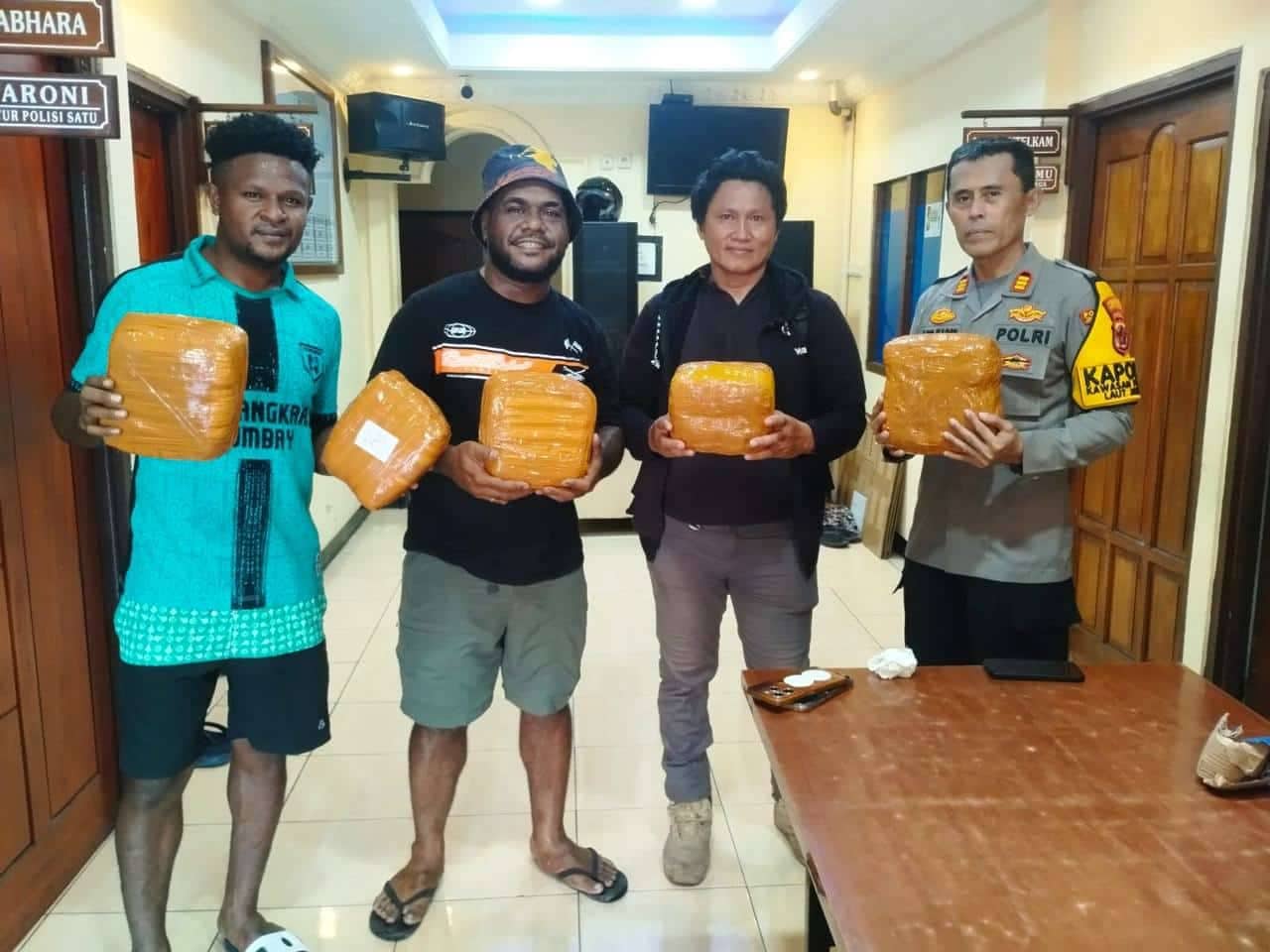 Ilustrasi berita Opini: Dua Pemilik Ganja Seberat 6 Kilogram Diamankan Polsek KPL Jayapura Saat Hendak Naik ke KM. Ciremai