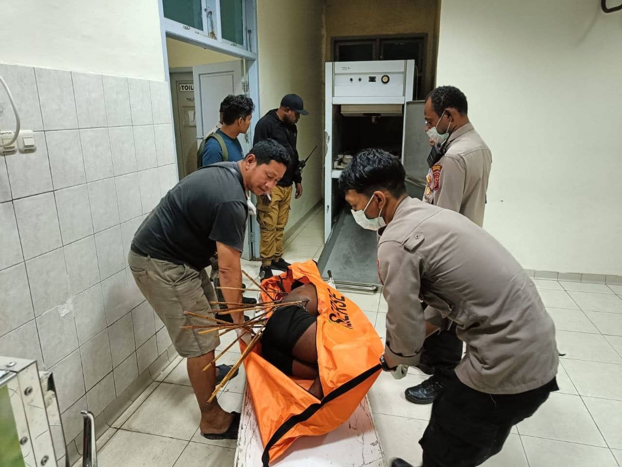 Ilustrasi berita Mimika: Polisi Beberkan Kronologis Penemuan Jenazah Dengan 19 Anak Panah Tertancap di Jalan Freeport Lama