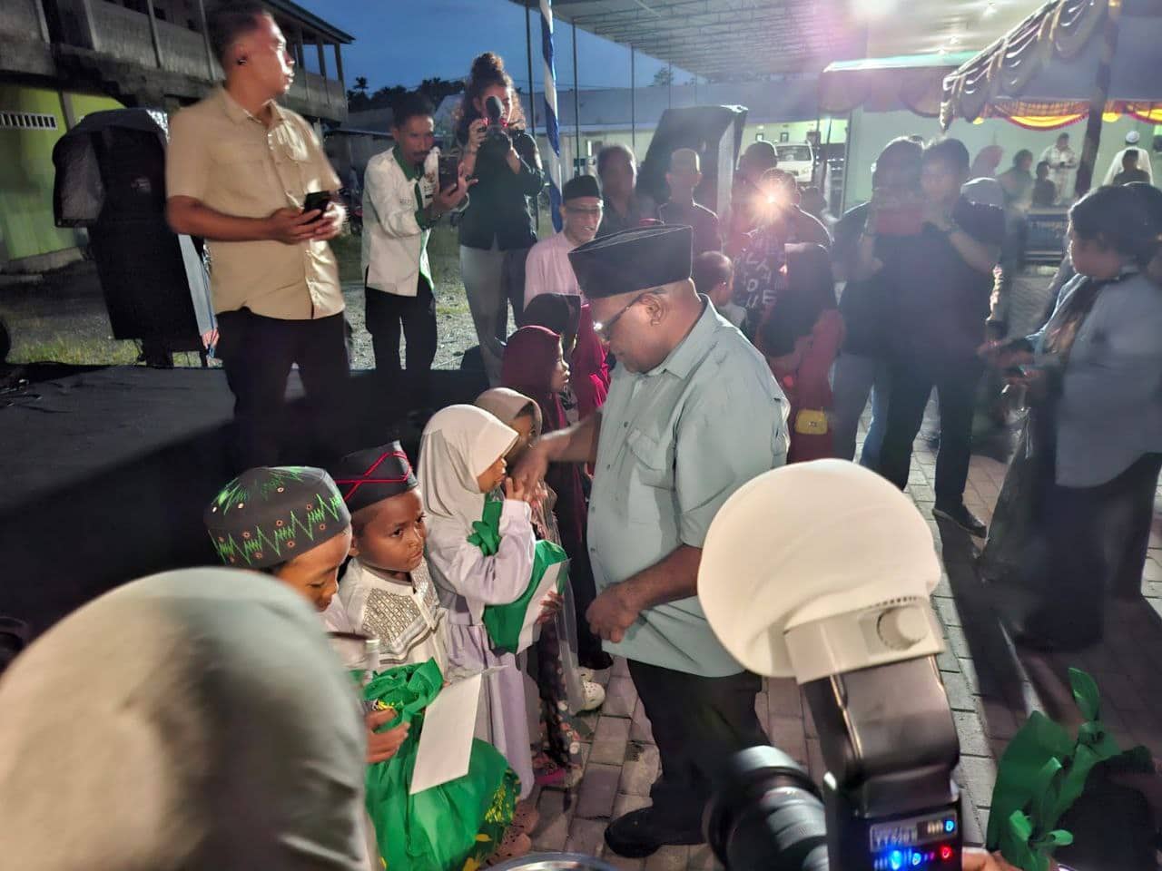 Ilustrasi berita Mimika: Didampingi Bupati dan Wabup Mimika, Gubernur Meki Nawipa Santuni 200 Anak Yatim dan Bantu Pesantren Ahsanul Ulum Rp1,3 Miliar