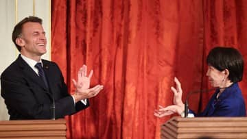 Presiden Macron dan PM Jepang Takaichi Tunjukkan Pose Ikonik 'Kamehameha'