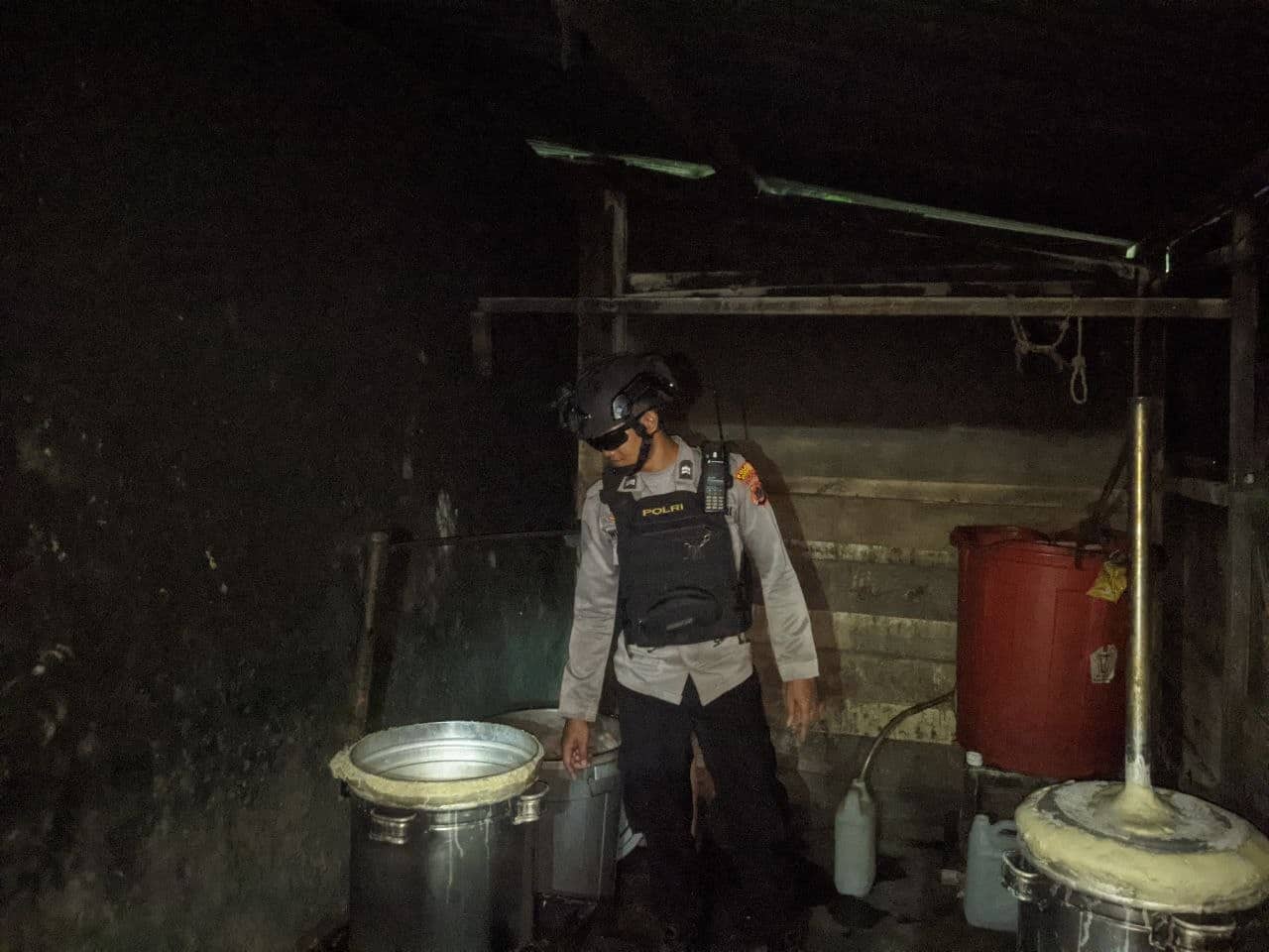 Ilustrasi berita Opini: Polres Jayapura Gerebek Lokasi Produksi Miras Oplosan di Sentani, Dua Orang Terduga Pelaku Ditangkap