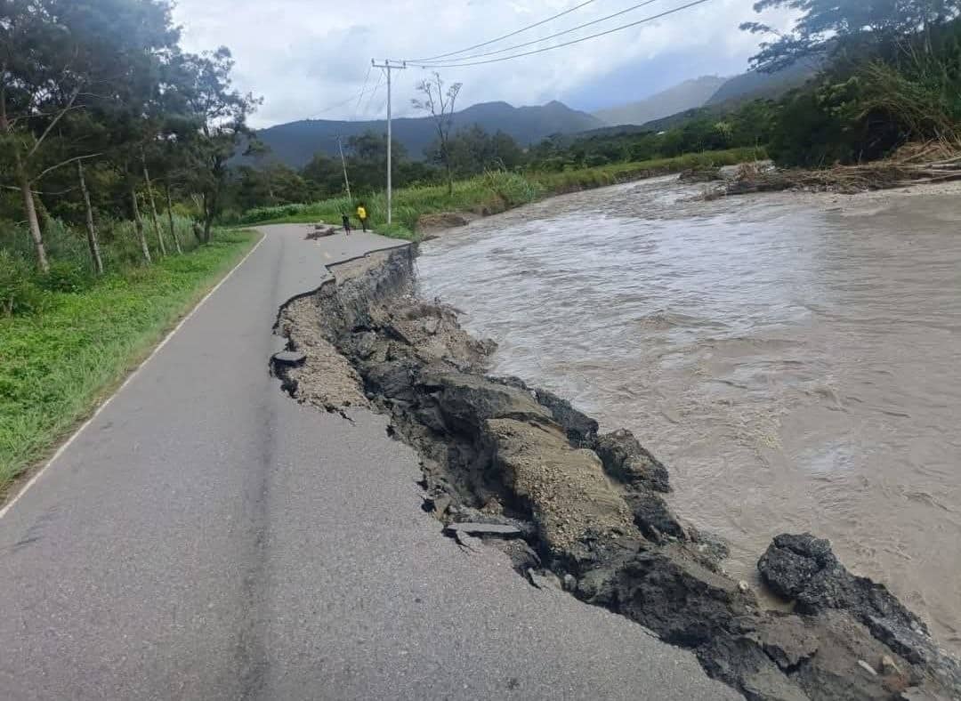 Ilustrasi berita Nasional: Longsor Putus Jalan Trans Wamena–Tolikara–Puncak Jaya, Akses Tiga Distrik Terisolasi