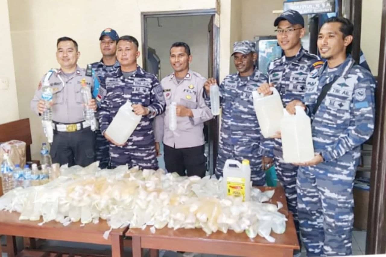 Ilustrasi berita Mimika: Razia Kapal KM Tatamailau, Petugas Kembali Gagalkan Penyelundupan 164 Liter Sopi di Pelabuhan Pomako