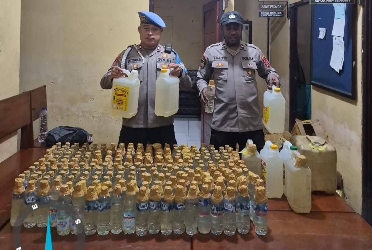 Ilustrasi berita Mimika: Polsek Kawasan Pelabuhan Pomako Bersama KPLP Amankan Ratusan Liter Sopi dari Penumpang KM Sabuk Nusantara 32