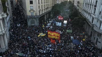 Ratusan Ribu Warga Argentina Demo Tolak Pemotongan Anggaran Pendidikan