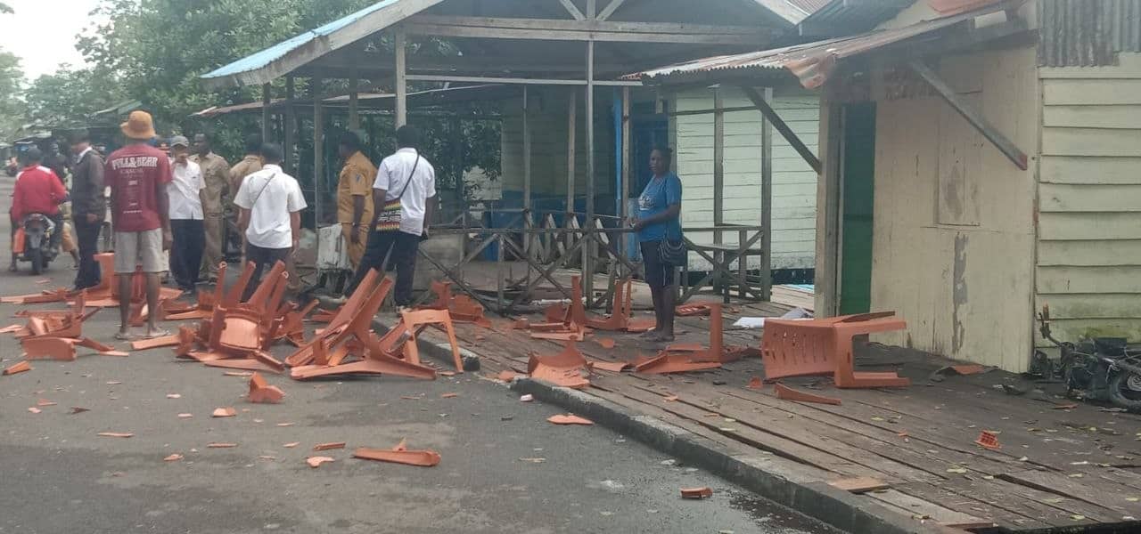 Ilustrasi berita Mimika: Breaking News : Sejumlah Oknum Pemuda Asal Mimika Terlibat Bentrok dengan Sekelompok Warga Agats, Rumah-rumah Dirusak