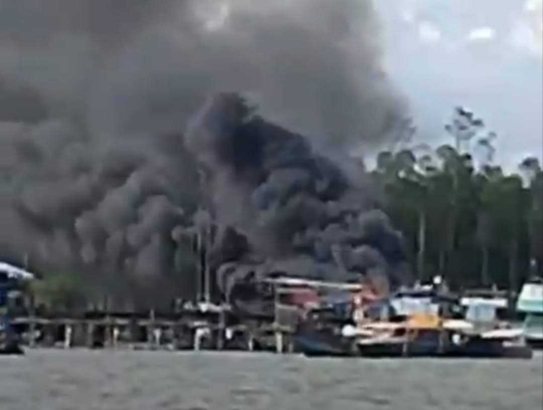 Ilustrasi berita Mimika: Breaking News : Lima Kapal Ikan Dilaporkan Terbakar di Pelabuhan Perikanan Pomako Timika