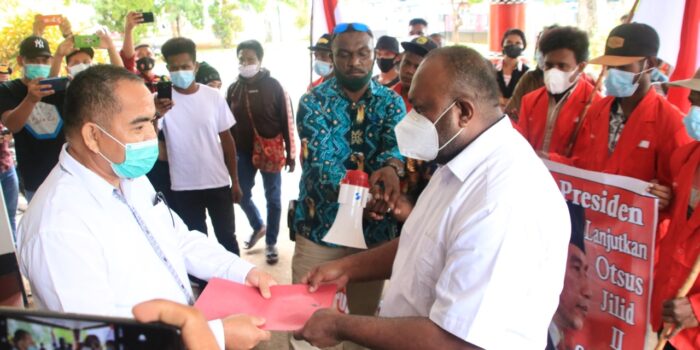 Penyerahan Poin Tuntutan Massa kepada DPRD Merauke